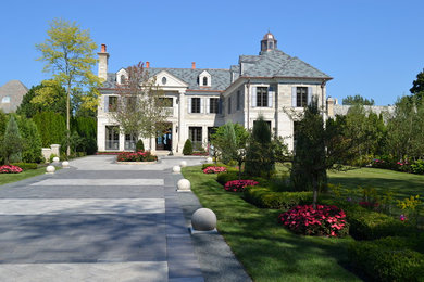 Inspiration for a contemporary landscaping in Chicago.