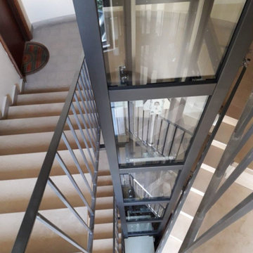 Ascensore all'interno della tromba delle scale in condominio.