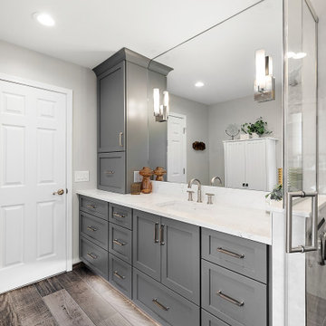 Starmark Bridgeport Primary Bathroom in Maple Mineral Gray