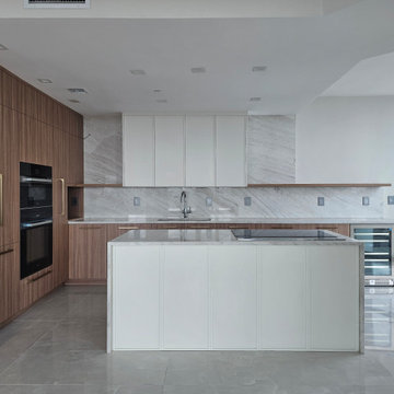 Woodline Flatpanel with Slim-shaker Off-white Kitchen