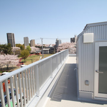 東京都北区王子「桜と中庭の家」屋上から桜を眺めるルーフバルコニー