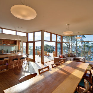 ホバートの中サイズのビーチスタイルのLDKの画像 (白い壁、無垢フローリング)