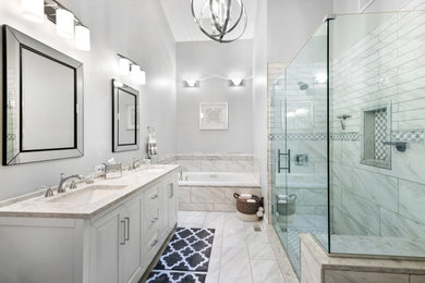 Свежая идея для дизайна: большая главная ванная комната в стиле неоклассика (современная классика) с фасадами с выступающей филенкой, белыми фасадами, гидромассажной ванной, открытым душем, раздельным унитазом, белой плиткой, мраморной плиткой, серыми стенами, мраморным полом, врезной раковиной, мраморной столешницей, белым полом, душем с распашными дверями, белой столешницей, сиденьем для душа, тумбой под две раковины, напольной тумбой и сводчатым потолком - отличное фото интерьера