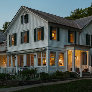Mittelgroßes, Zweistöckiges, Weißes Country Haus mit Holzfassade, Satteldach und Schindeldach in New York