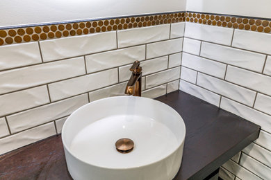 Bild på ett litet vintage en-suite badrum, med skåp i mörkt trä, en öppen dusch, en toalettstol med separat cisternkåpa, keramikplattor, vita väggar, klinkergolv i porslin, ett fristående handfat, träbänkskiva och med dusch som är öppen
