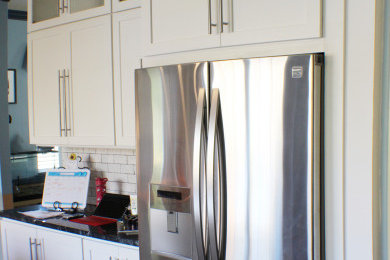 Kitchen - transitional kitchen idea in New York