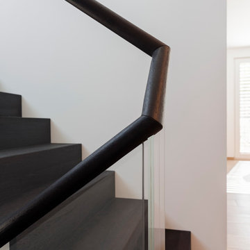 Faltwerk aus Wenge mit Weißglas auf Beton