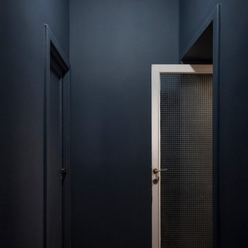 Corridoio | Total blu e porta a vetro
