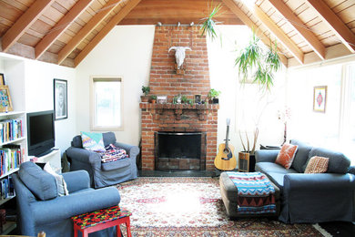 Example of a transitional living room design in San Francisco