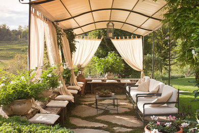 Ispirazione per un grande giardino formale country esposto in pieno sole davanti casa in estate con pavimentazioni in pietra naturale
