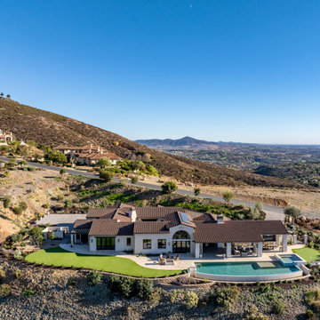 Seamless Indoor-Outdoor Living: A Home Designed for Entertaining and Privacy