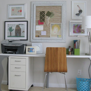 Bild på ett shabby chic-inspirerat arbetsrum, med vita väggar, heltäckningsmatta och ett fristående skrivbord