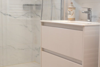 Idée de décoration pour une petite salle de bain design avec une douche à l'italienne, un carrelage blanc, du carrelage en marbre et meuble simple vasque.