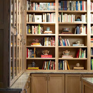 Idéer för att renovera ett mellanstort vintage kök, med en integrerad diskho, skåp i shakerstil, skåp i ljust trä, bänkskiva i kvartsit, grått stänkskydd, stänkskydd i keramik, rostfria vitvaror, ljust trägolv, en köksö och gult golv