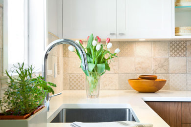 Kitchen - mid-sized eclectic dark wood floor and brown floor kitchen idea in Vancouver with an undermount sink, shaker cabinets, white cabinets, quartz countertops, beige backsplash, ceramic backsplash, white countertops and stainless steel appliances