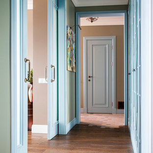 Idéer för att renovera en vintage hall, med mörkt trägolv, gröna väggar och brunt golv