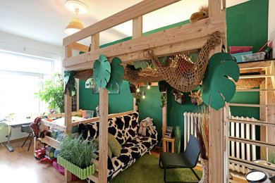 Mittelgroßes Jungszimmer mit Schlafplatz und grüner Wandfarbe