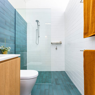 Inspiration för ett litet funkis en-suite badrum, med möbel-liknande, bruna skåp, en toalettstol med hel cisternkåpa, cementkakel, vita väggar, cementgolv, bänkskiva i kvarts och blått golv