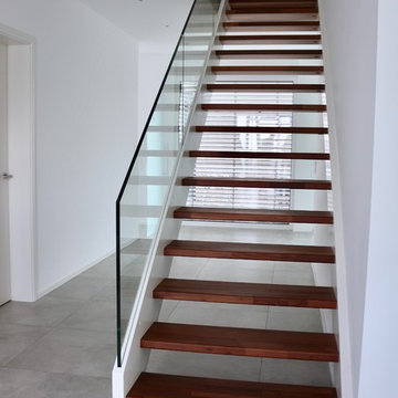 Treppen mit Glasgeländer