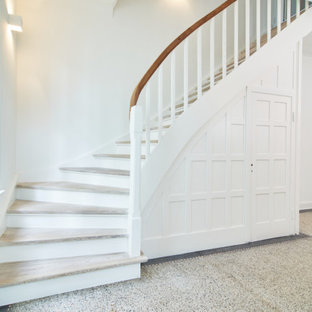 Großer Klassischer Eingang mit weißer Wandfarbe, Terrazzo-Boden, vertäfelten Wänden und Treppe in Hamburg