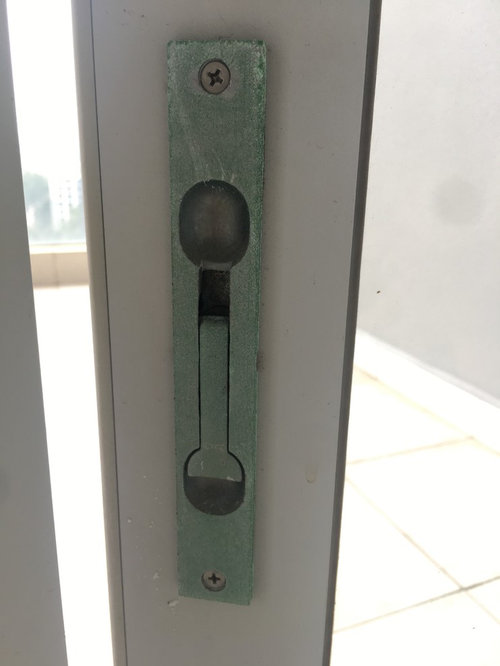 How to clean door hinges