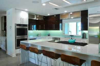 Kitchen - mid-sized kitchen idea in Orlando