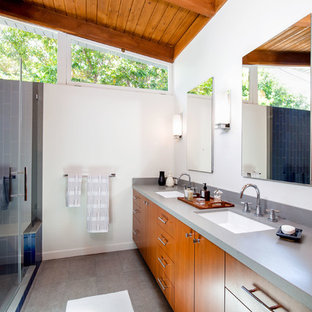 Foto di una stanza da bagno padronale minimalista di medie dimensioni con ante lisce, ante in legno scuro, doccia alcova, WC monopezzo, piastrelle blu, piastrelle in ceramica, pareti bianche, pavimento con piastrelle in ceramica, lavabo sottopiano, top in quarzo composito, pavimento grigio, porta doccia a battente e top grigio