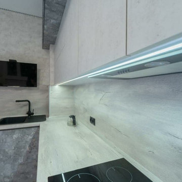 Широкая серо-белая угловая кухня в стиле лофт