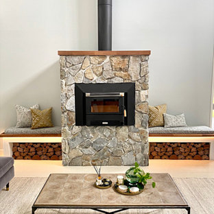 75+ Wohnzimmer mit Porzellan-Bodenfliesen und Kaminumrandung aus