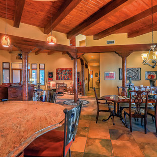 アルバカーキの中サイズのサンタフェスタイルのLDKの画像 (ベージュの壁、トラバーチンの床、ベージュの床)