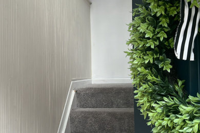 ボルチモアにある低価格の中くらいなトラディショナルスタイルのおしゃれな階段 (カーペット張りの蹴込み板、パネル壁) の写真