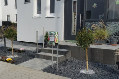 Gestaltung Vorgarten mit Treppe Kiesbeet und Pflastersteine in Babenhausen