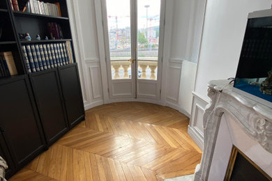 パリにあるトラディショナルスタイルのおしゃれなファミリールームの写真