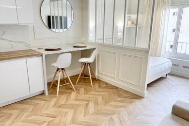 Cette image montre une salle à manger minimaliste.