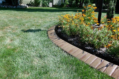 Inspiration for a traditional landscaping in Chicago.