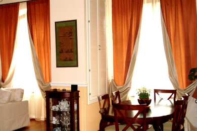 Стильный дизайн: гостиная комната среднего размера в стиле ретро с полом из ламината, коричневым полом и сводчатым потолком - последний тренд