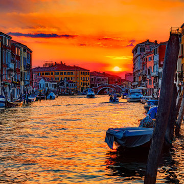 Venetian canale pastello tramonto