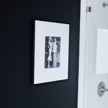 Black-Walled Bath with Hollywood Celebrity Framed B&W Photo