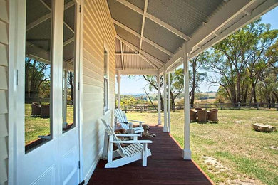 Mid-sized country verandah in Melbourne.