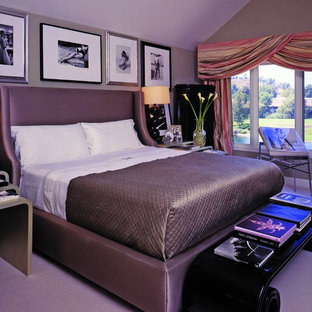 Cette image montre une chambre avec moquette design avec un mur gris et un sol violet.