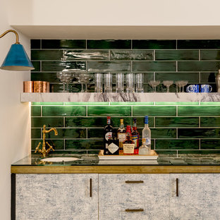 Удачное сочетание для дизайна помещения: большой линейный мини-бар с мойкой в стиле фьюжн с врезной раковиной, плоскими фасадами, серыми фасадами, стеклянной столешницей, зеленым фартуком и фартуком из плитки кабанчик - самое интересное для вас