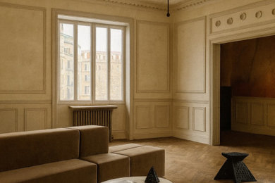Exemple d'un grand salon beige et blanc chic ouvert et haussmannien avec une bibliothèque ou un coin lecture, un mur beige, parquet foncé, aucune cheminée, un téléviseur dissimulé, un sol marron et boiseries.
