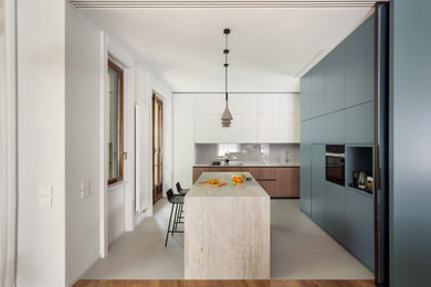 Esempio di un grande cucina con isola centrale design chiuso con lavello da incasso, ante lisce, ante in legno scuro, top in quarzite, paraspruzzi grigio, paraspruzzi con lastra di vetro, elettrodomestici neri, pavimento in gres porcellanato, pavimento grigio e top bianco