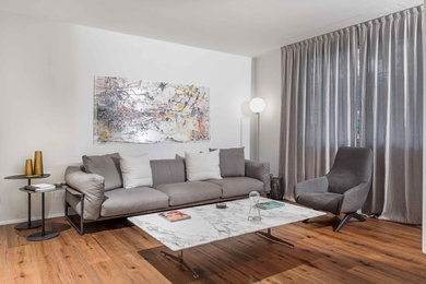 Inspiration for a contemporary living room in Bologna.