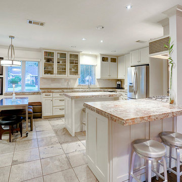 KITCHEN WITH SEATING FOR 10!
