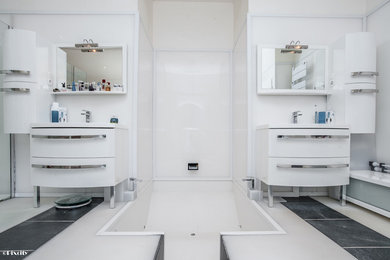 Photo of a contemporary bathroom in Toulouse.