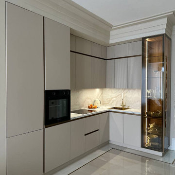 Кухня Нео с рифлеными фасадами в сочетании с алюминиевыми профилями.
