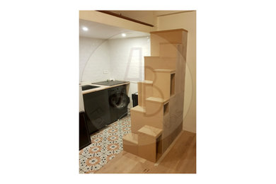 Inspiration pour un petit escalier peint droit minimaliste avec des marches en bois peint.