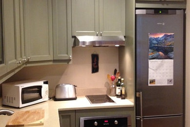 Kitchen - traditional kitchen idea in Los Angeles