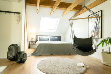 Modelo de dormitorio infantil contemporáneo de tamaño medio con suelo laminado, suelo beige y vigas vistas
